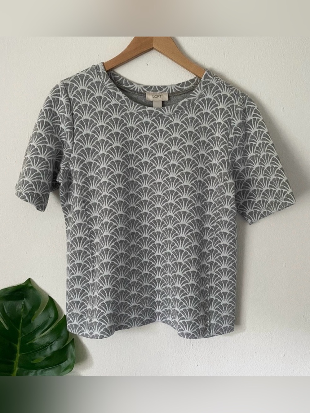 LOFT Coquille Scalloped Pearl Pattern Blouse Size Medium Short Sleeves Gray